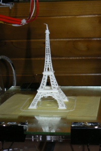 Eiffelova věž držená páskou.